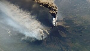 Gunung Etna: Gunung Berapi Paling Aktif dan Ikonik di Dunia