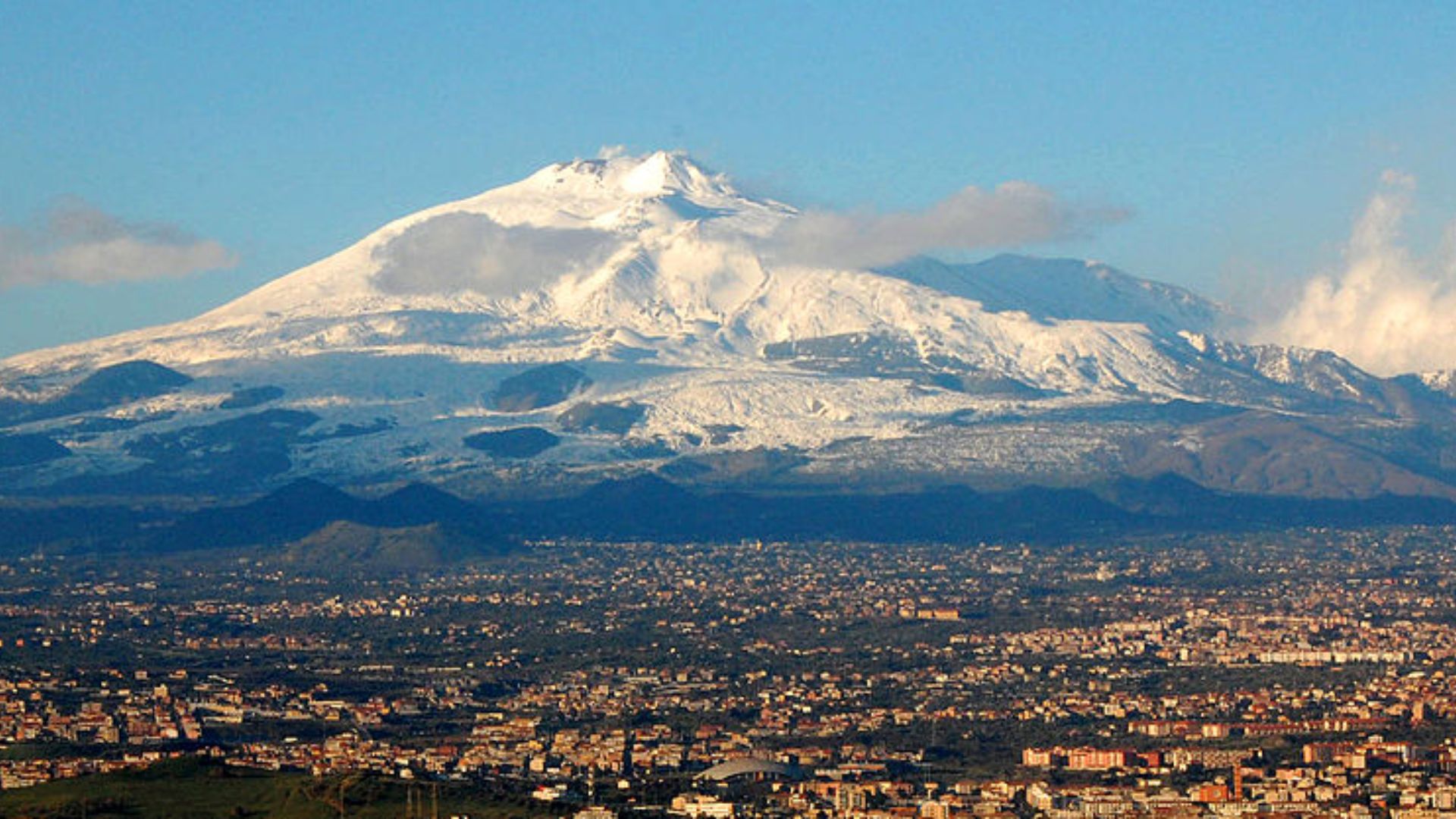 Gunung Etna: Gunung Berapi Paling Aktif dan Ikonik di Dunia